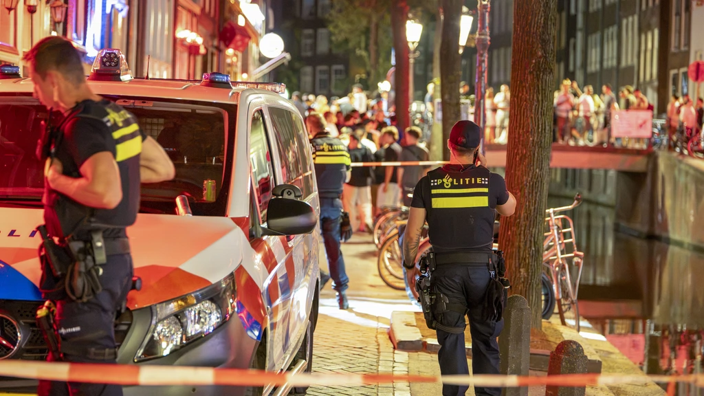 Zeven Roemenen verdacht van uitbuiting tientallen sekswerkers op Amsterdamse Wallen