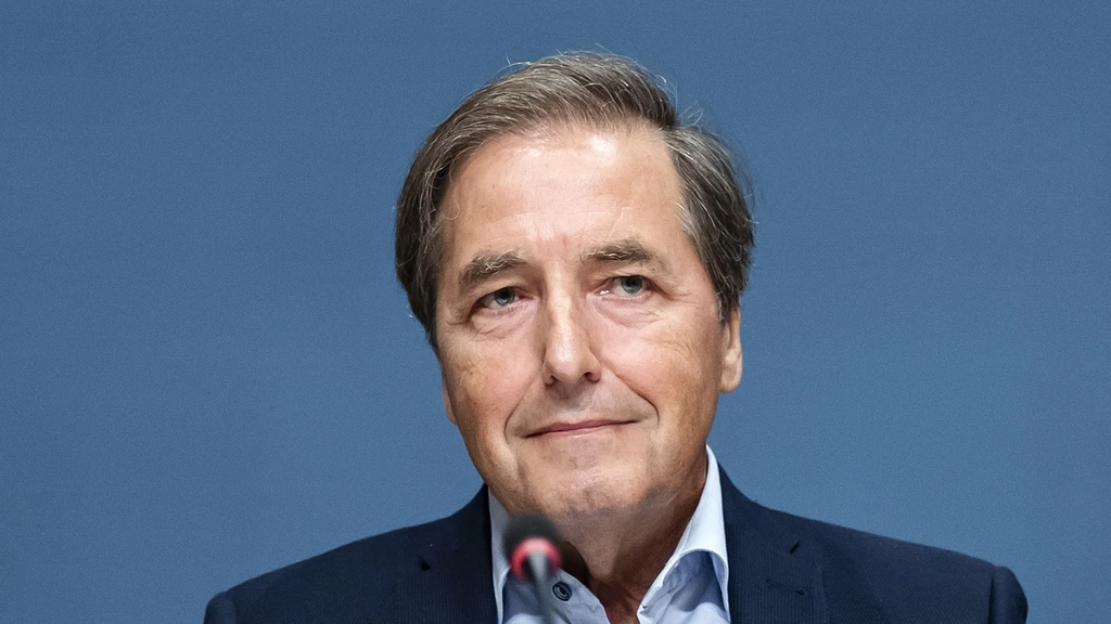 coronacommissievandaag, 08:02Microbioloog Kluytmans: verschil in gevoel van urgentie • Tweede dag coronaverhorenNegen weken lang verhoren Kamerleden bijna vijftig kopstukken van het coronabeleid. In dit liveblog lees je het laatste nieuws. coronacommissievandaag, 08:02Microbioloog Kluytmans: verschil in gevoel van urgentie • Tweede dag coronaverhorenNegen weken lang verhoren Kamerleden bijna vijftig kopstukken van het coronabeleid. In dit liveblog lees je het laatste nieuws.