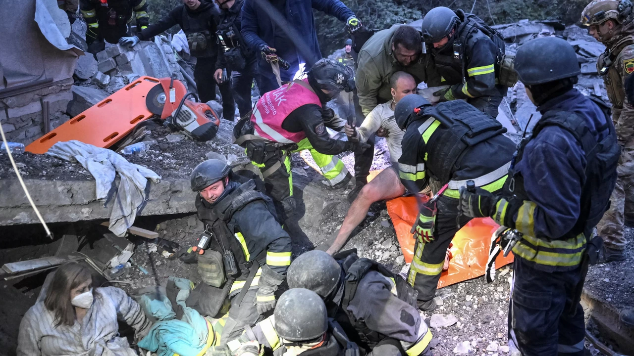 Oliedeal of niet, Rusland valt woongebouwen in Oekraïne aan: 15 doden Oliedeal of niet, Rusland valt woongebouwen in Oekraïne aan: 15 doden