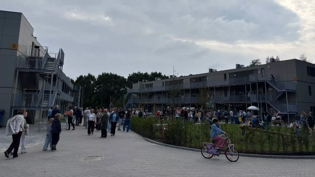 Foto: Duizenden bezoekers voor open dag azc's: 'Benieuwd wat er achter die deuren zit'