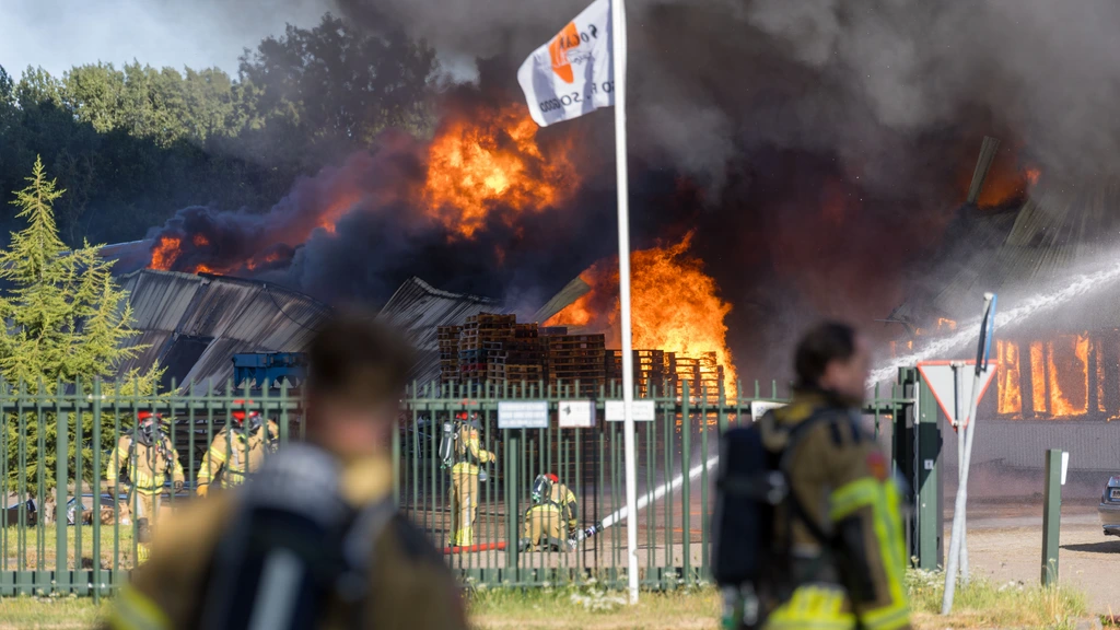 Veel zwarte rook bij brand palletbedrijf Lelystad