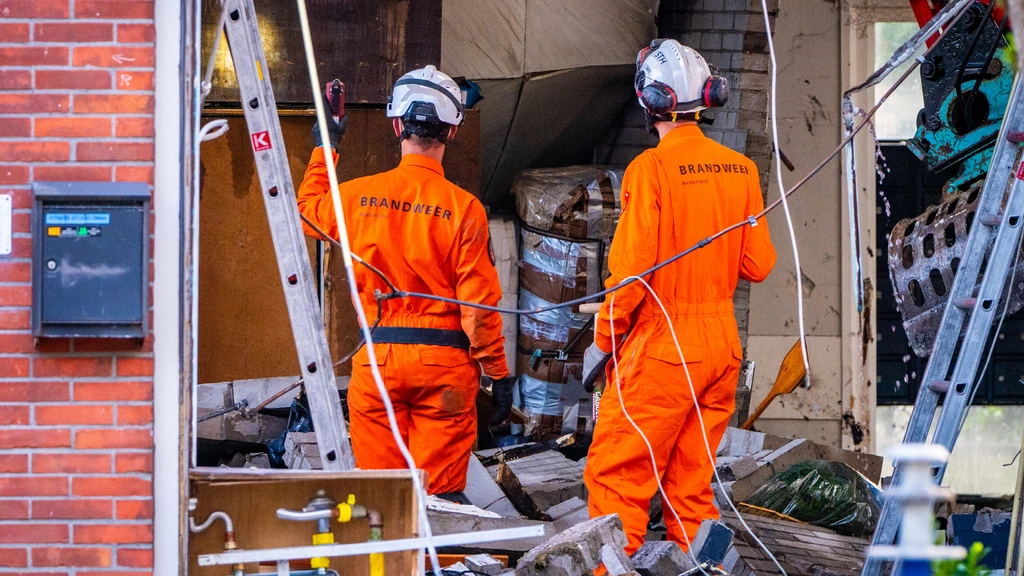 Foto: Geen mensen aangetroffen onder puin van ontploft gebouw Amsterdam