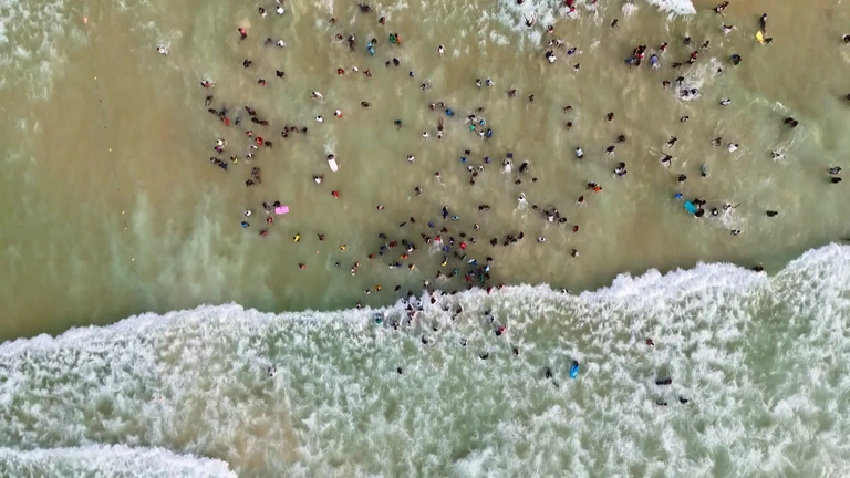 Senegalese meisjes in Senegal leren surfen van een kampioen