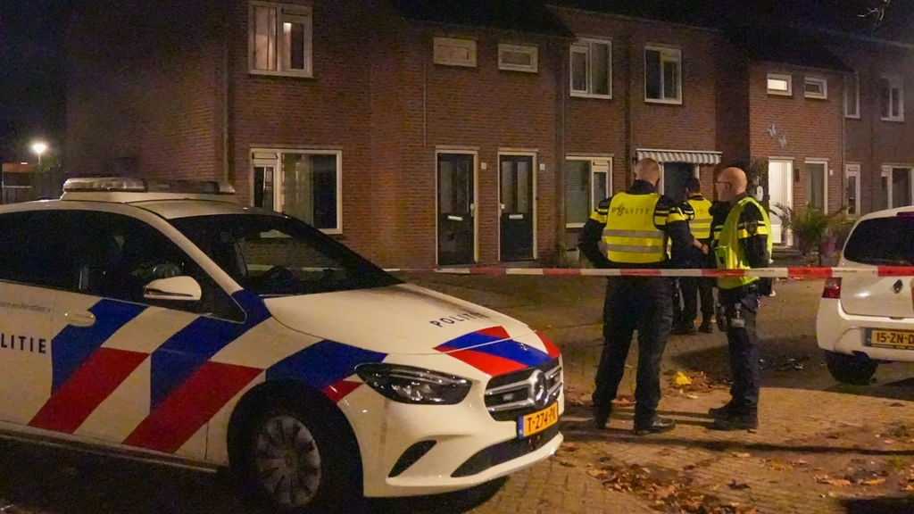 Foto: Dode vrouw in woning Beek en Donk, politie gaat uit van misdrijf