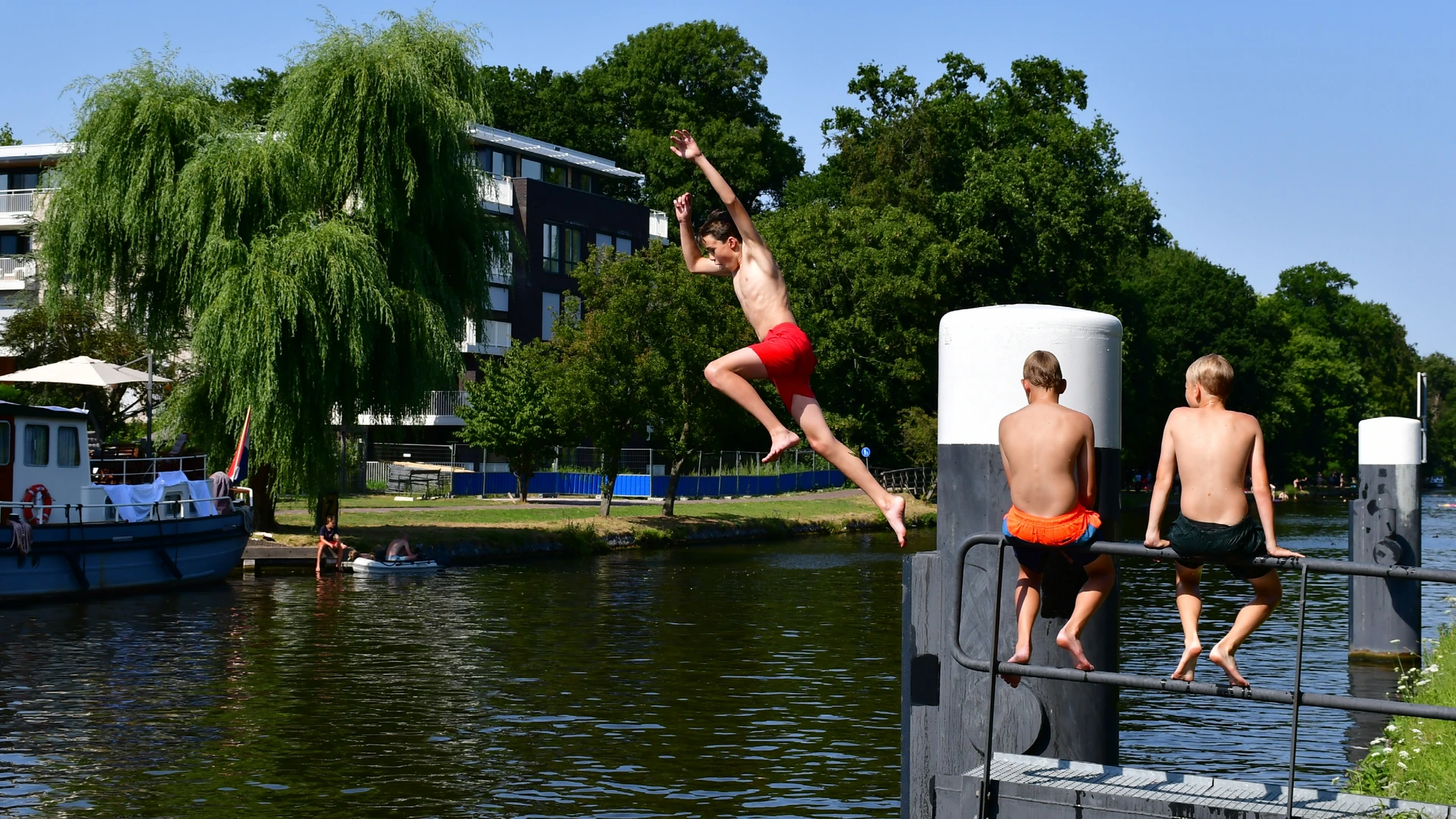 Zwemmen in rivier of kanaal: nu nog verboden, straks misschien niet meer
