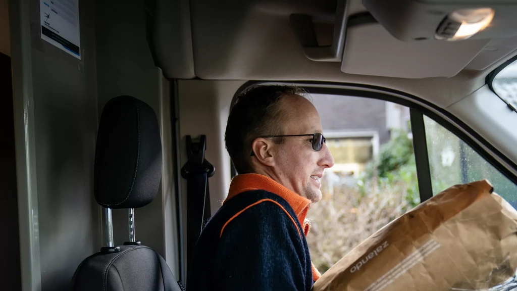 Foto: Bol en Bijenkorf bezorgen weer na cyberaanval bij logistiek bedrijf in Waalwijk