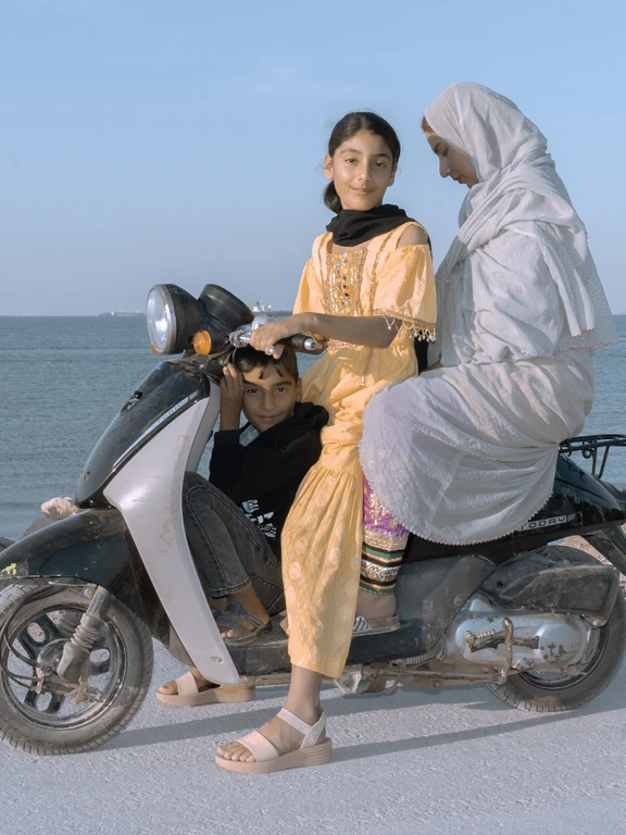 Een meisje op het eiland Larak, vlak bij de Straat van Hormuz, rijdt op de motor in plaats van haar broer: volgens Niknahad een weerspiegeling van de maatschappelijke veranderingen van de afgelopen jaren
