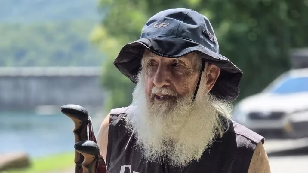Foto: 91-jarige Amerikaan loopt Appalachian Trail van 3500 kilometer en vestigt record