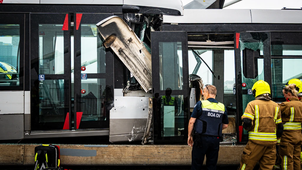 Foto: Vijftien gewonden bij botsing trams op Erasmusbrug in Rotterdam, 'vreselijk ongeluk'