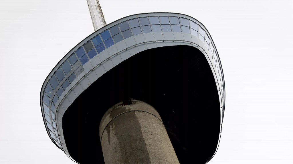 Foto: Omwonenden Euromast horen al maanden 'irritante fluittoon', oorzaak onbekend