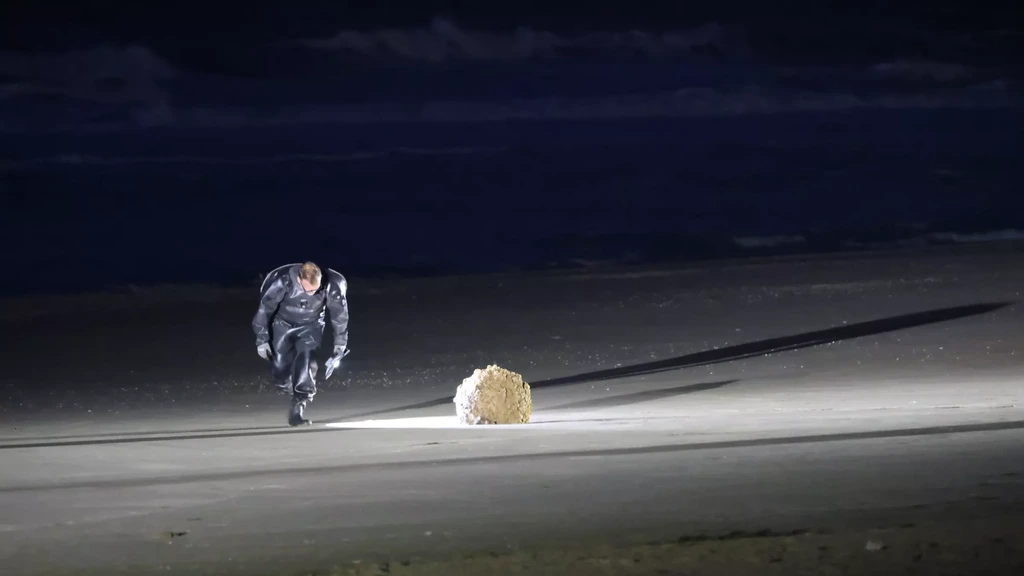 Foto: Strand Scheveningen tijd lang afgezet: 'zeemijn' blijkt ongevaarlijke stalen bal