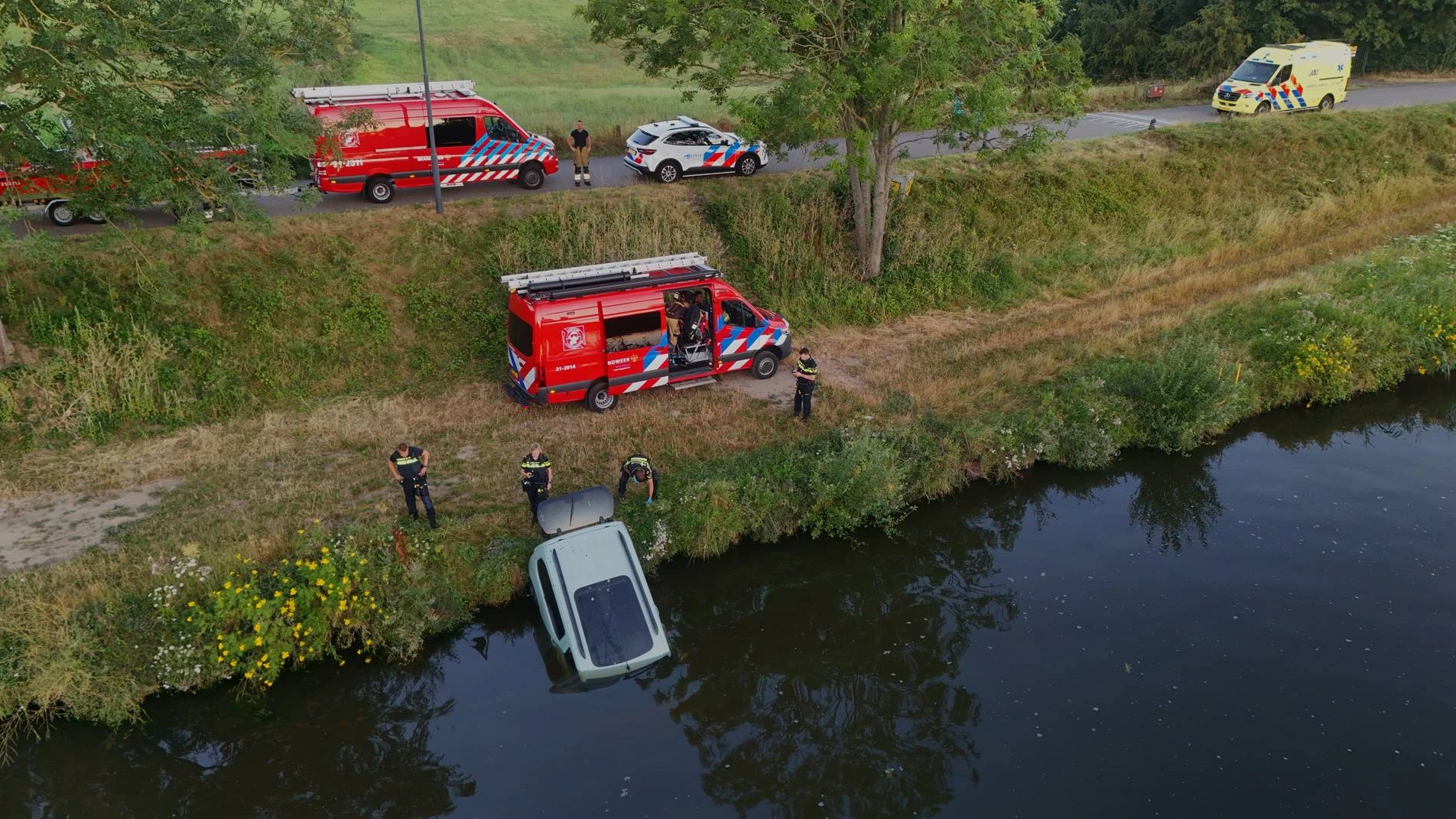 Gedumpte auto Engelen is van inwoners die poster Vluchtelingenwerk voor raam hadden