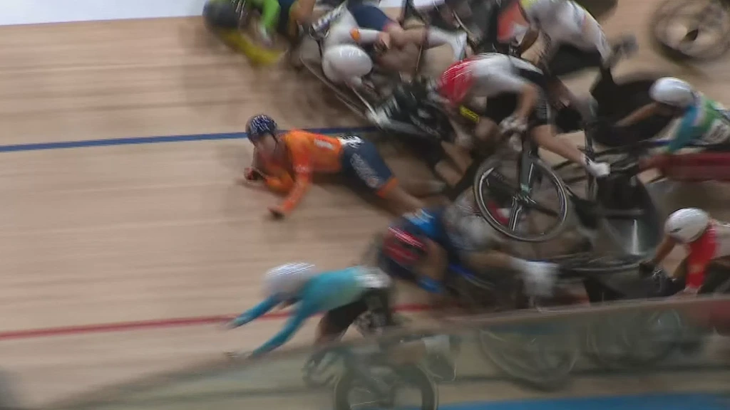 Wiebes bij WK baanwielrennen hard onderuit op omnium
