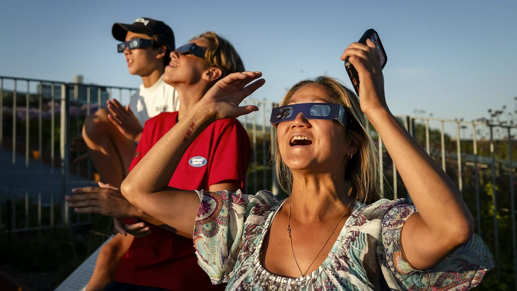 Nederlanders smullen van de eclips: 'Lijkt een maan die licht geeft'