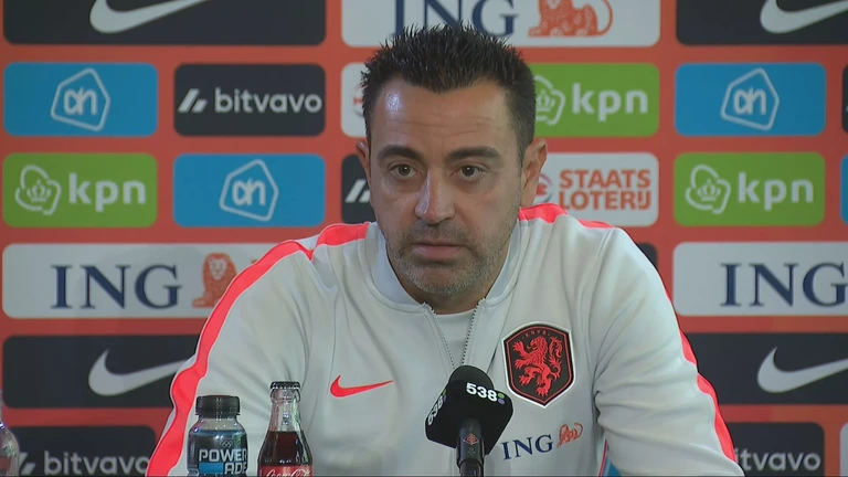 Bondscoach Xavi praat op ontspannen persconferentie vooral over selectiebeleid