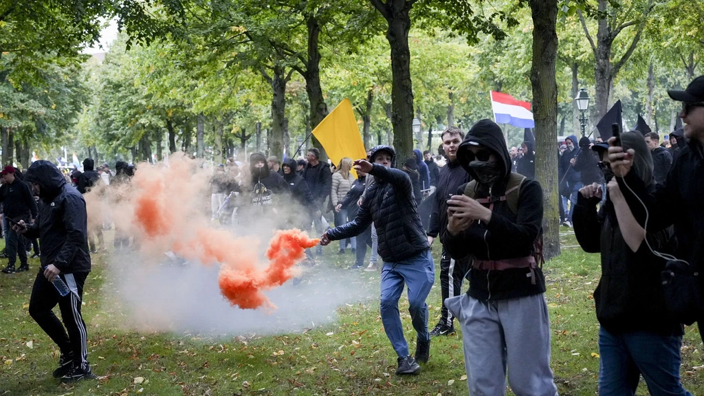 Foto: Extreemrechtse demonstratie Den Haag loopt uit de hand, ME grijpt in
