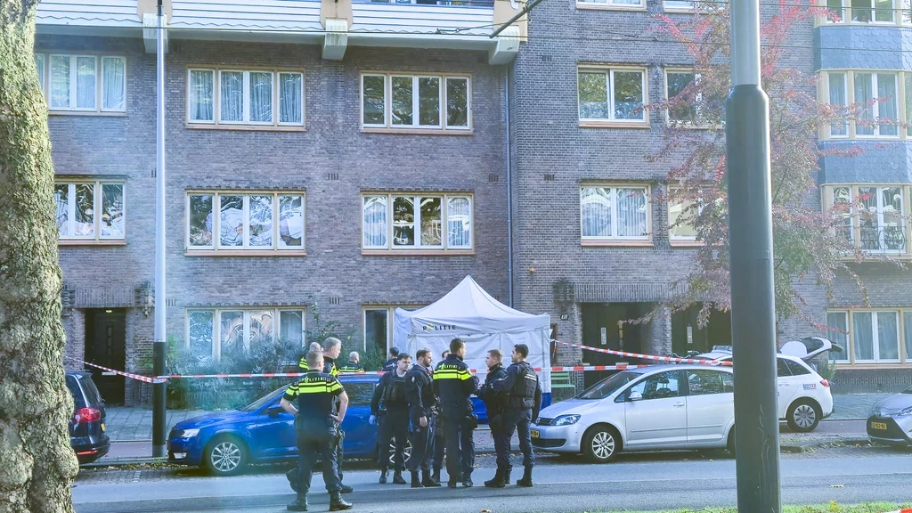 Foto: Kind (1) van drie hoog naar beneden gevallen in Amsterdam