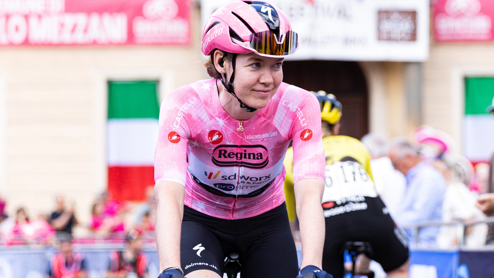Van der Breggen houdt roze trui na ingekorte koninginnenrit Giro, Vollering wint etappe