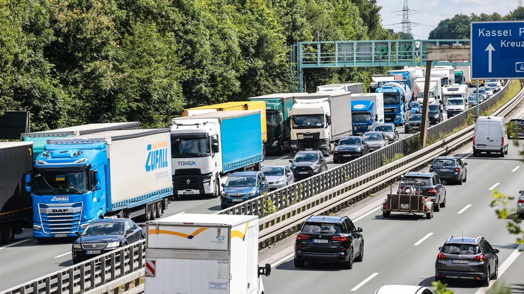 Foto: Droogte raakt vakantieverkeer: vrachtwagens mogen op zondag Duitse wegen op
