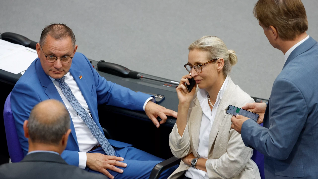 Illegale donaties, nazileuzen en zorgen om extremisme: dit staat in gehackte AfD-mails Illegale donaties, nazileuzen en zorgen om extremisme: dit staat in gehackte AfD-mails