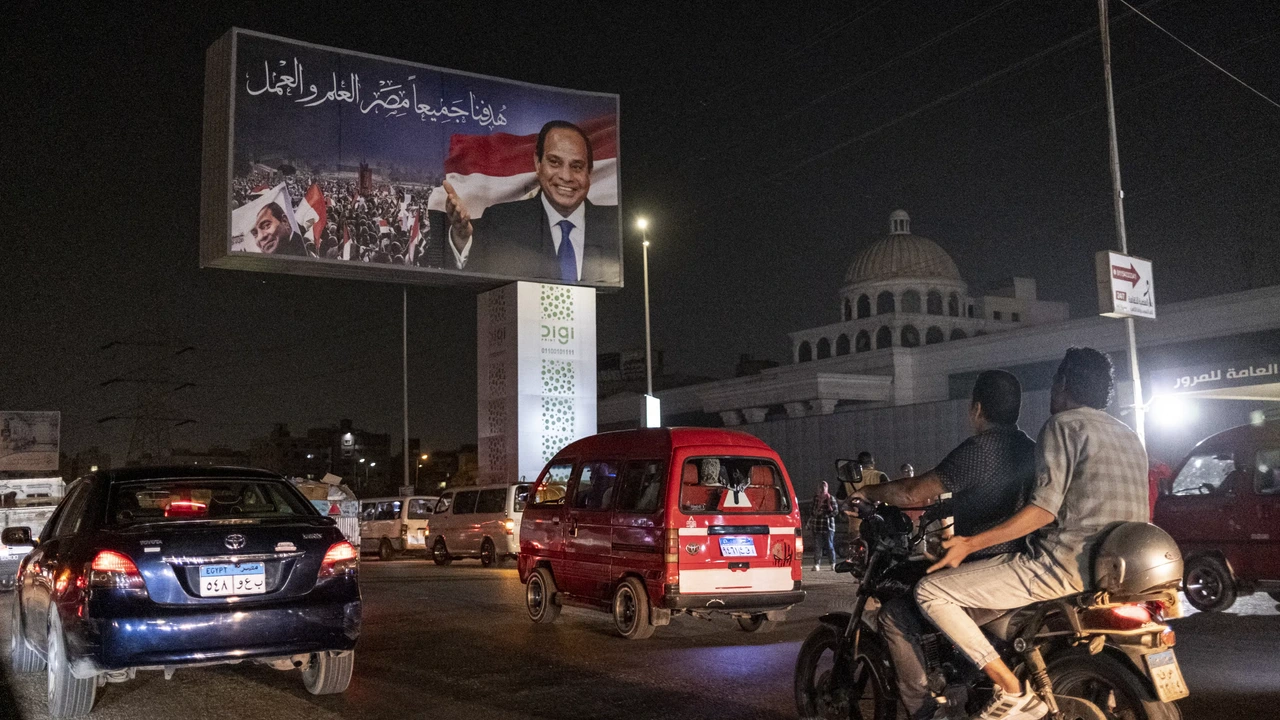 Digitale reclameborden boven wegen in Caïro