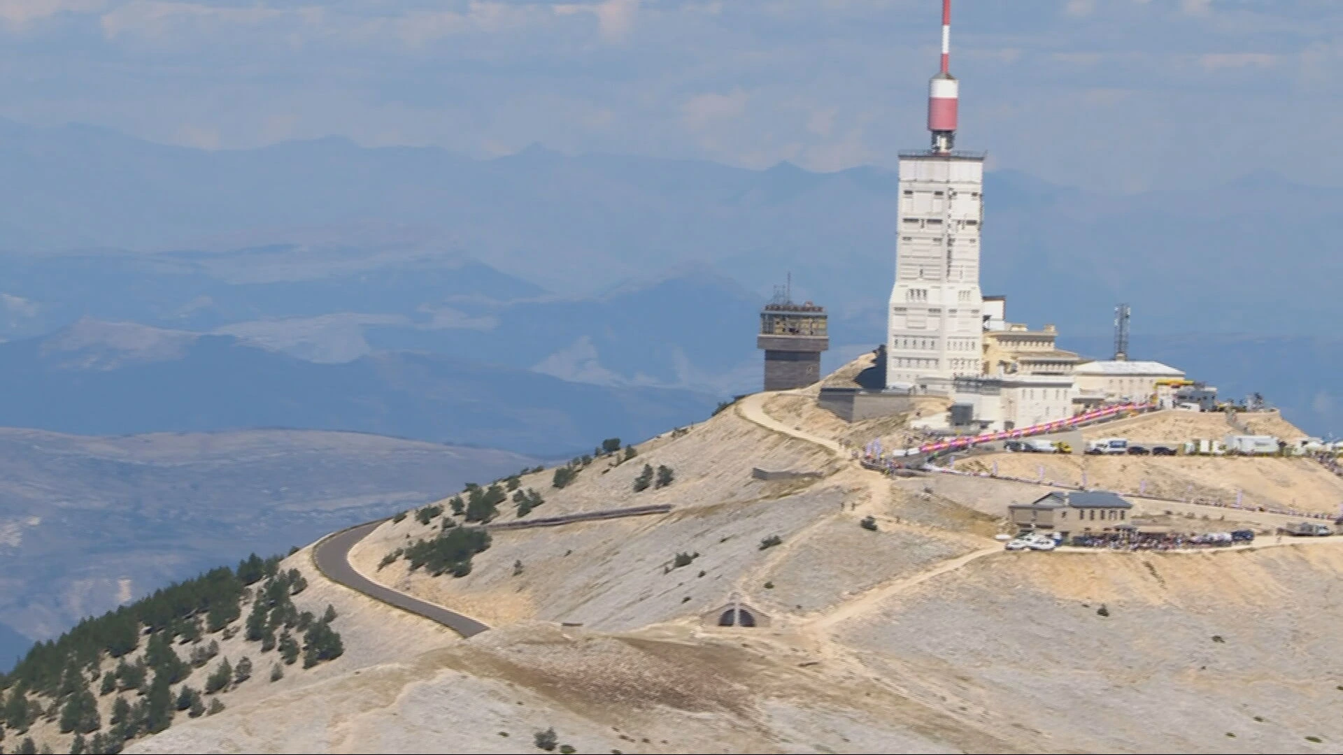 Apotheose op Mont Ventoux: Vollering pokert met Reusser • Niewiadoma loopt uit