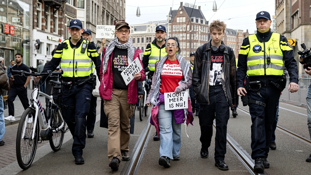 Foto: Twee minuten stilte waardig verlopen, demonstranten weggehaald voor dodenherdenking