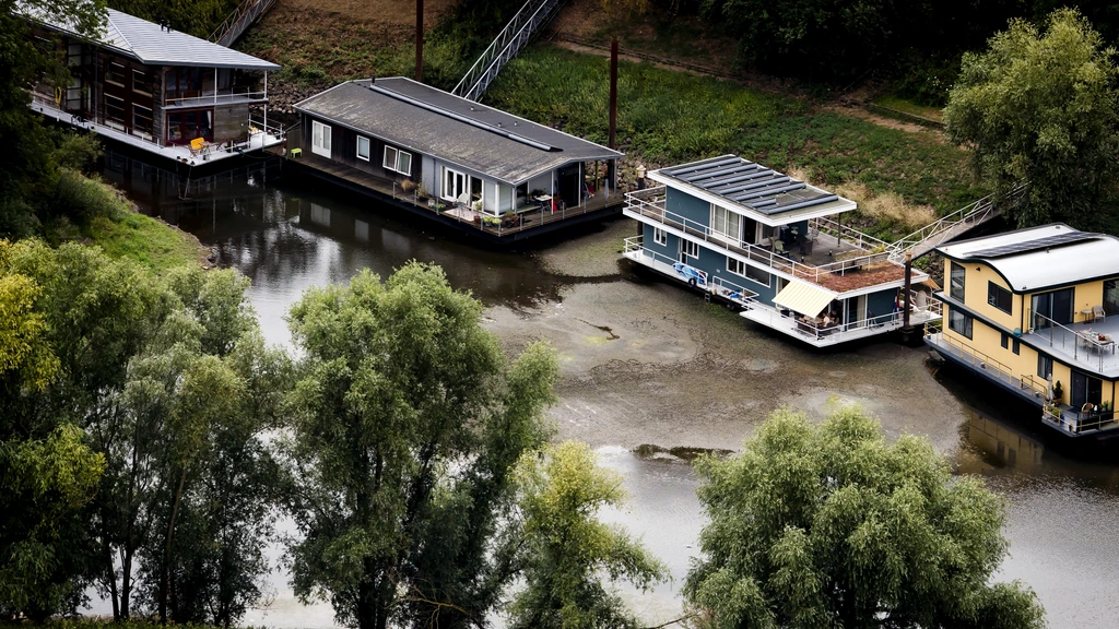 Foto: Woonbooteigenaren in de problemen door laagwater: 'Scheuren en geuroverlast'