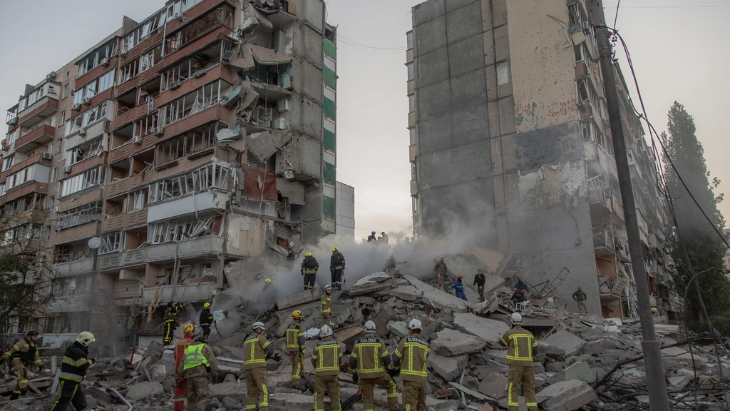 Foto: Doden en grote schade Kyiv na hevige droneaanvallen, appartementencomplex ingestort