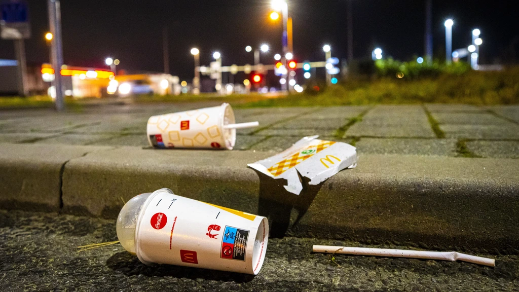 McDonald's op vingers getikt voor gebruik wegwerpbekers, belooft beterschap
