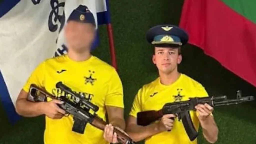 Wethouder Oldebroek zegt sorry voor foto met pro-Russische vlag en kalasjnikov