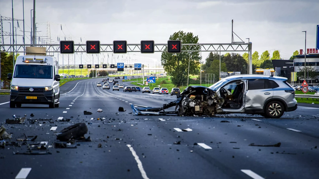 Foto: Spookrijder omgekomen bij ongeluk op A2, weg urenlang dicht