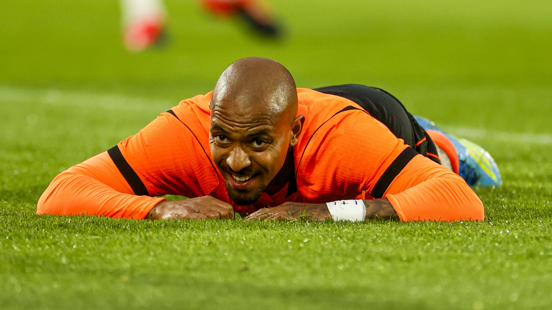 Oranje vlak voor tijd op 0-1 achter • Hadj Moussa scoort prachtig voor Algerije