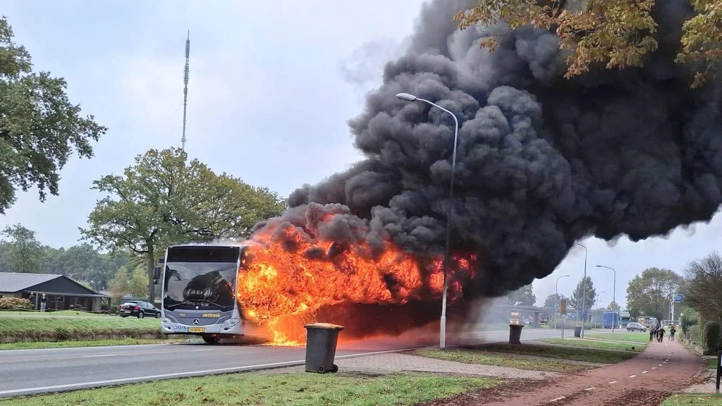 Foto: Lijnbus uitgebrand in Hoogersmilde, passagiers komen met de schrik vrij
