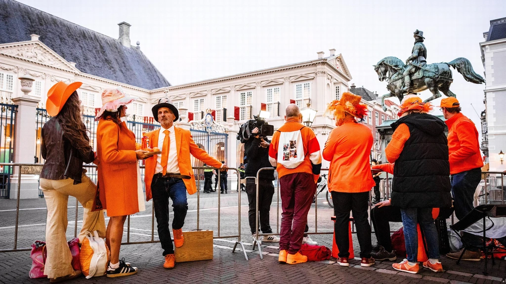 Al vroeg Oranjefans langs route rijtoer • Ook dit jaar protestacties verwacht Al vroeg Oranjefans langs route rijtoer • Ook dit jaar protestacties verwacht