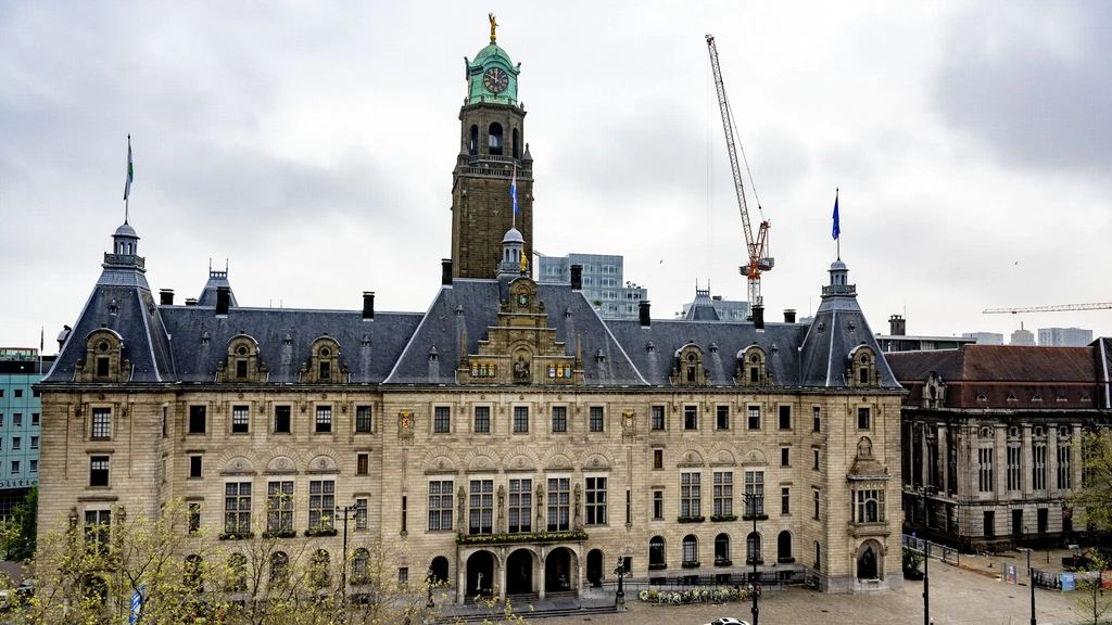 Rotterdam ontslaat twee ambtenaren vanwege corruptie