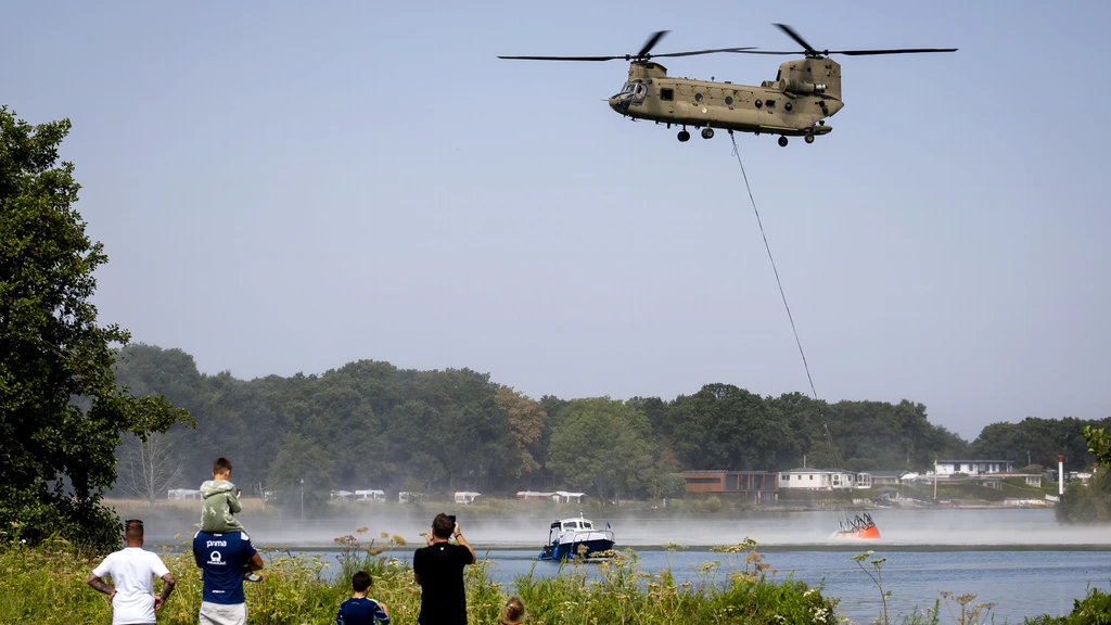 Natuurbrand breidt zich uit naar noorden • Brand te ruiken tot in Friesland en Drenthe Natuurbrand breidt zich uit naar noorden • Brand te ruiken tot in Friesland en Drenthe