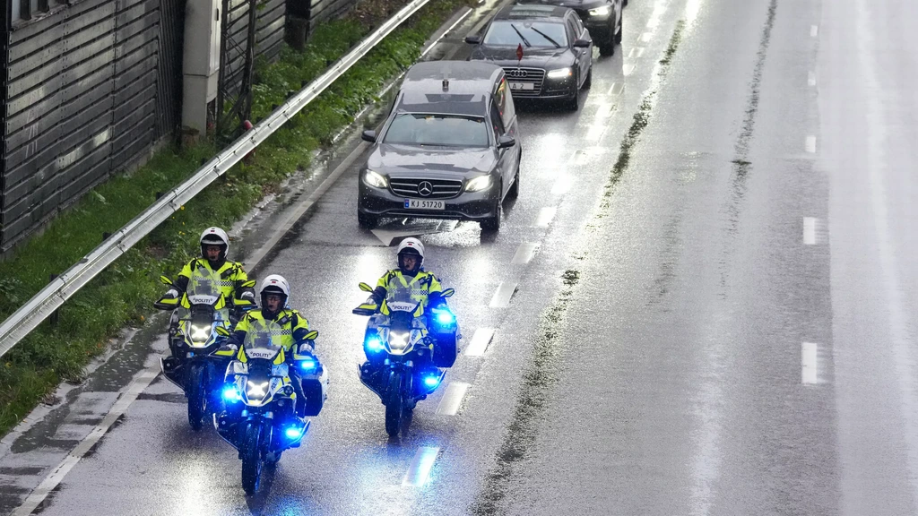 Koning Haakon VIII legt dinsdag eed af, kist met zijn vader onderweg naar paleis
