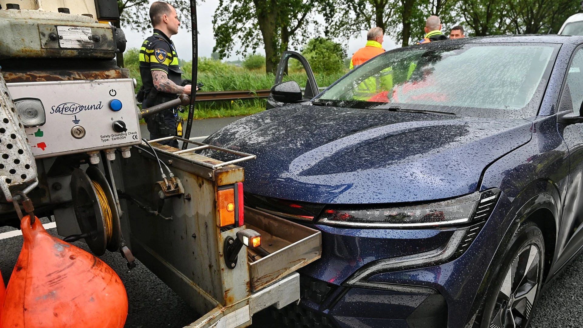 Chauffeur gebruikt vrachtwagen om slingerende auto op A58 te stoppen 