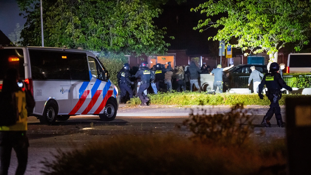 Tien demonstranten aangehouden na anti-azc-protesten in Kesteren Tien demonstranten aangehouden na anti-azc-protesten in Kesteren