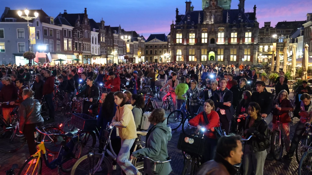 Foto: Honderden Delftse studenten protesteren met fietstocht tegen onveiligheid op straat