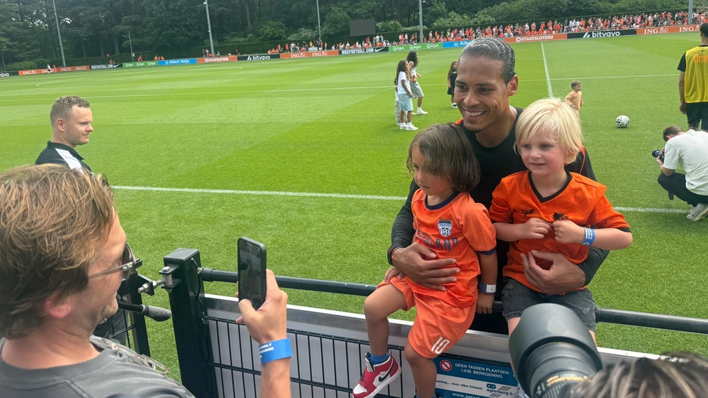 1500 Oranje-fans bij open training Nederlands Elftal: 'We worden wereldkampioen!'