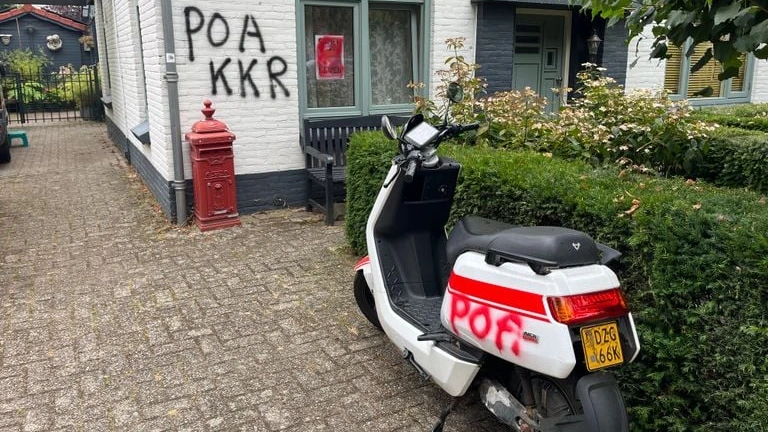 Huizen en scooters beklad met anti-azc-teksten in Engelen: 'Onacceptabel'