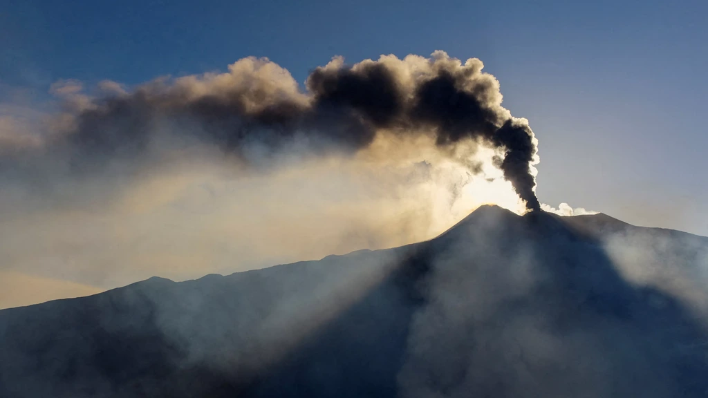 Luchthaven Catania langer dicht door onrustige vulkaan Etna