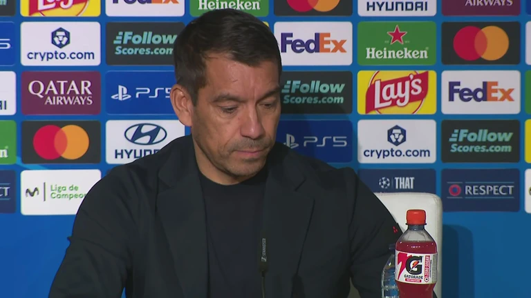 Van Bronckhorst baalt van nederlaag op details: 'Irritaties bespreken we later'