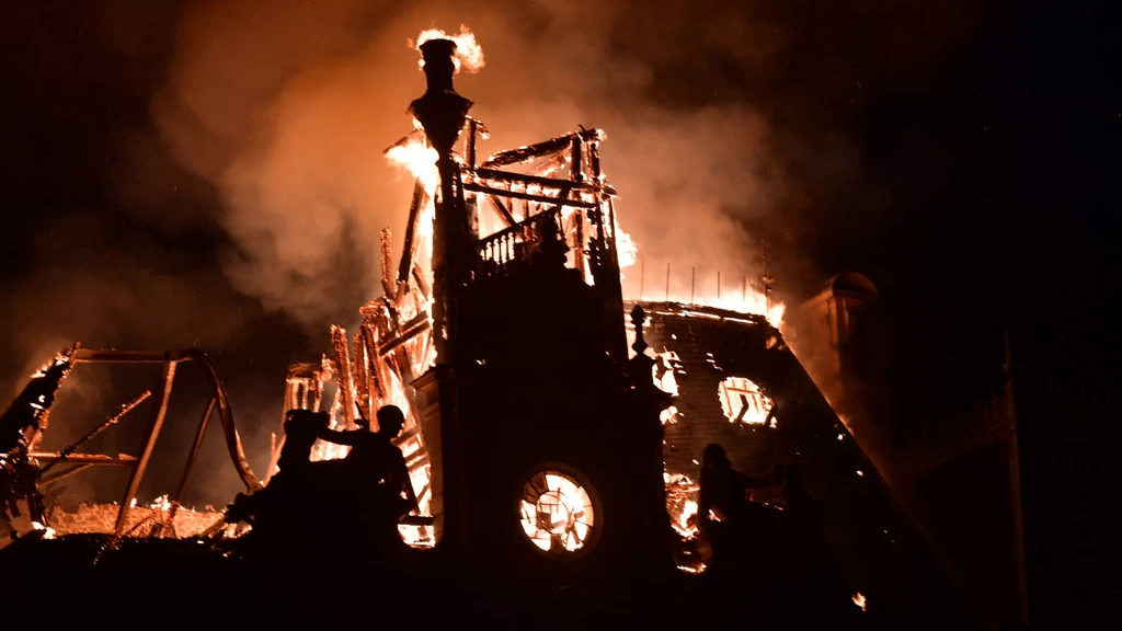 Stadhuis Limoges in brand gestoken bij Franse protesten, toren ingestort