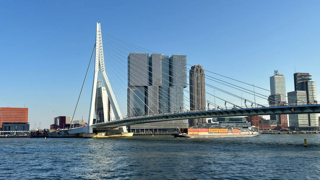 Foto: Erasmusbrug Rotterdam wekenlang dicht voor verkeer 