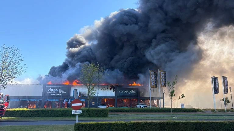 Foto: Brand zet woonwinkels Waalwijk in lichterlaaie