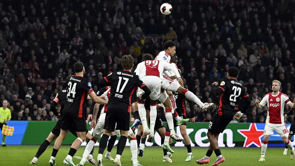 PSV werkt aan doelsaldo tegen zwak Willem II (6-0) • Straks Ajax tegen AZ