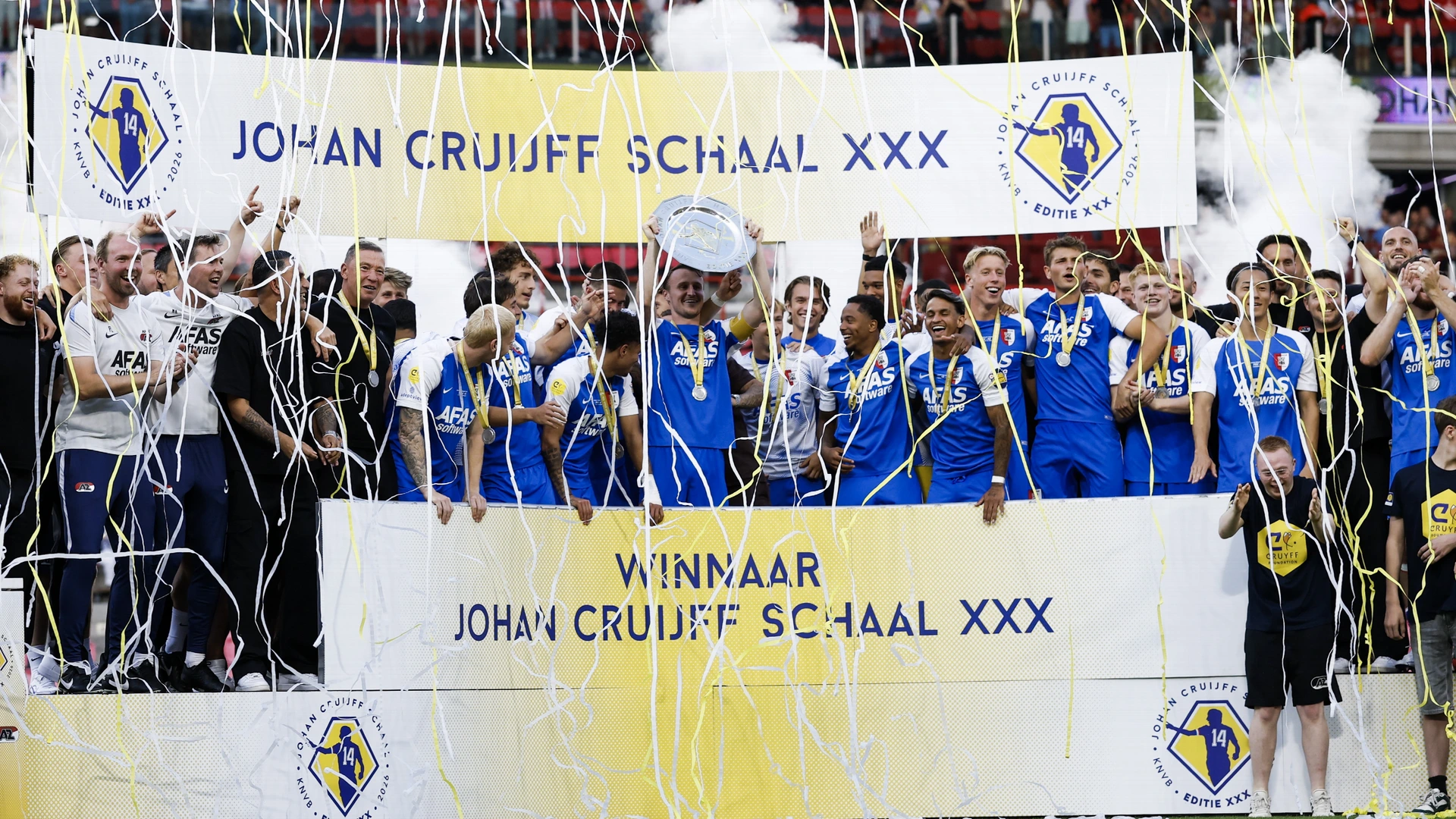 AZ verplettert PSV in Johan Cruijff Schaal (4-0) na vroege rode kaart Veerman